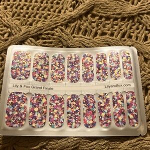 Lily & Fox 🦊 nail wraps.